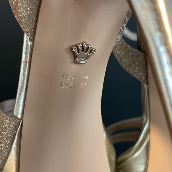 Nina size 7M. Gold Strappy platform buckled heels - Picture 5 of 8